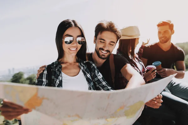 Grupo Jovens Sorrindo Pessoas Segurando Mapa Papel Casualy Vestiu Viajantes — Fotografia de Stock