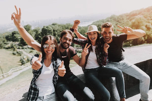 Sırt çantaları Park gençlerle heyecanlı. Mutlu gülümseyerek eğlenceli birlikte açık havada olan arkadaş grubu. Genç gezginler yaz güneşli gün zevk. Seyahat, dostluk ve insanlar kavramı
