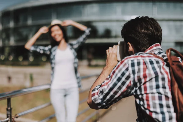 Joven Tomando Fotos Bella Mujer Sonriente Fotógrafo Guapo Tomando Fotos — Foto de Stock