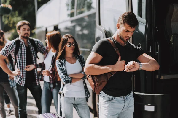 Grupa Młodych Ludzi Pokład Podróż Autobusem Niezadowolony Podróżujący Stojąc Kolejce — Zdjęcie stockowe