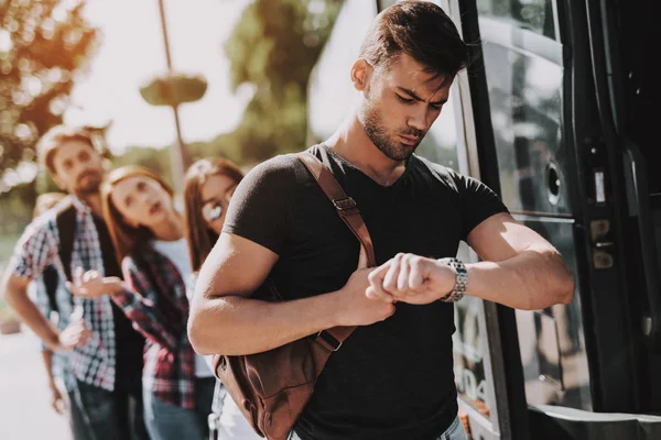 Grupa Młodych Ludzi Pokład Podróż Autobusem Niezadowolony Podróżujący Stojąc Kolejce — Zdjęcie stockowe