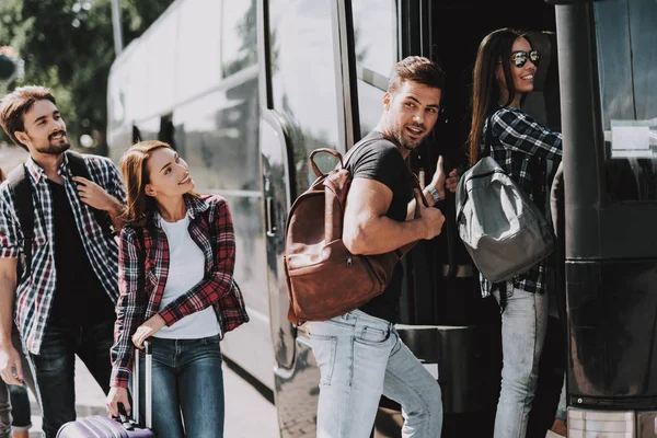 Grupa Młodych Ludzi Pokład Podróż Autobusem Szczęśliwy Podróżujący Stojąc Kolejce — Zdjęcie stockowe