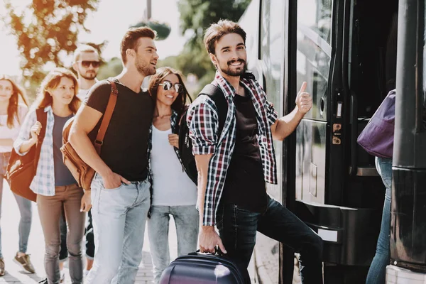 Grupa Młodych Ludzi Pokład Podróż Autobusem Szczęśliwy Podróżujący Stojąc Kolejce — Zdjęcie stockowe