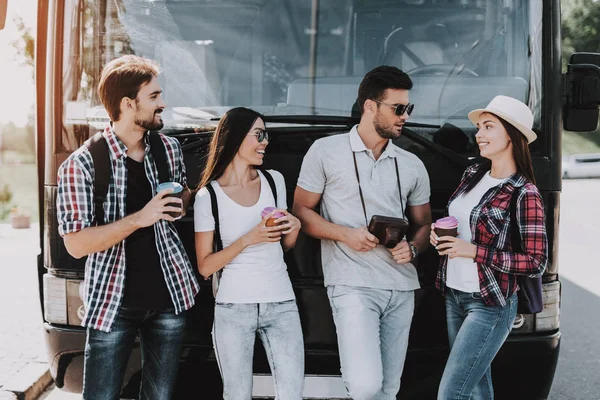 Jóvenes Bebiendo Café Frente Autobús Turístico Grupo Amigos Sonrientes Con — Foto de Stock