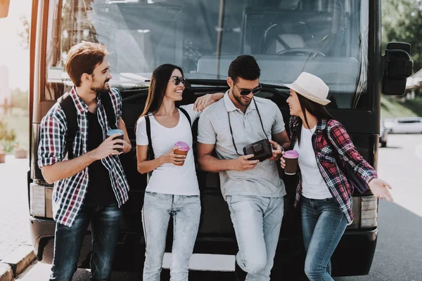 Jóvenes Bebiendo Café Frente Autobús Turístico Grupo Amigos Sonrientes Con — Foto de Stock