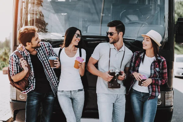 Jóvenes Bebiendo Café Frente Autobús Turístico Grupo Amigos Sonrientes Con — Foto de Stock