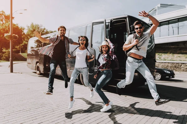 Emocionados Jóvenes Saltando Frente Autobús Turístico Grupo Amigos Sonrientes Con — Foto de Stock