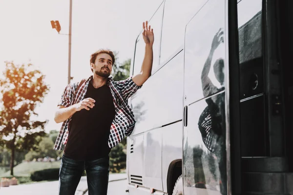 Молодий Красивий Турист Майже Пізно Автобуса Чоловік Рюкзаком Біжить Після — стокове фото