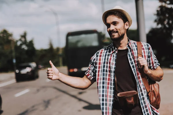 Junge Touristin Mit Rucksack Trampt Auf Der Straße Lässig Gekleideter — Stockfoto