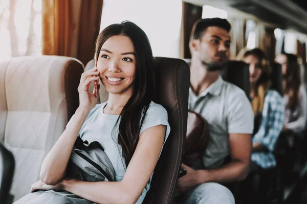 Usmívající Žena Mluví Telefonu Turistický Autobus Mladá Krásná Žena Sedí — Stock fotografie