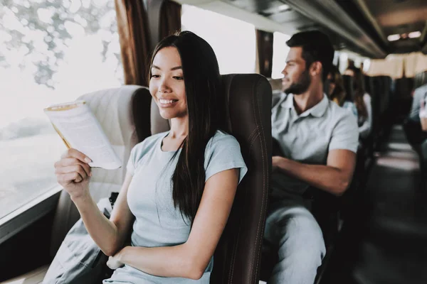 Joven Mujer Sonriente Leyendo Libro Bus Turístico Happy Beautiful Girl — Foto de Stock