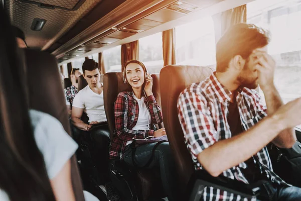버스에서 편안한 헤드폰에서 버스의 좌석에 사람들 개념입니다 여행에 여행자 — 스톡 사진