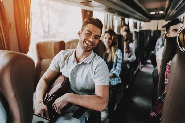 잘생긴 젊은이 편안한 버스의 좌석에 매력적인 버스의 좌석에 앉아서 가방을 — 스톡 사진
