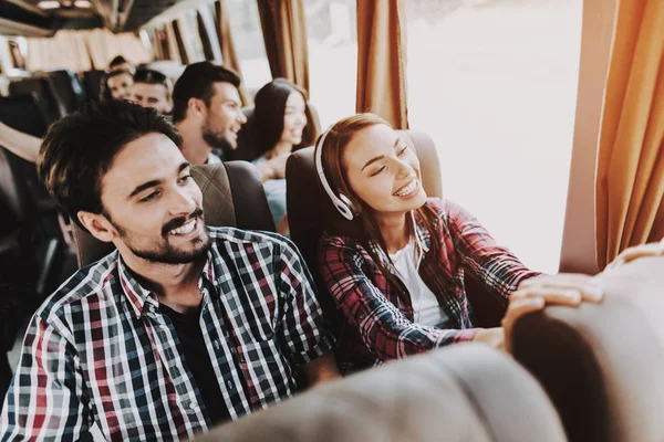 Turist Otobüsü Üzerinde Seyahat Çift Gülümseyen Genç Yakışıklı Erkek Kulaklıktan — Stok fotoğraf