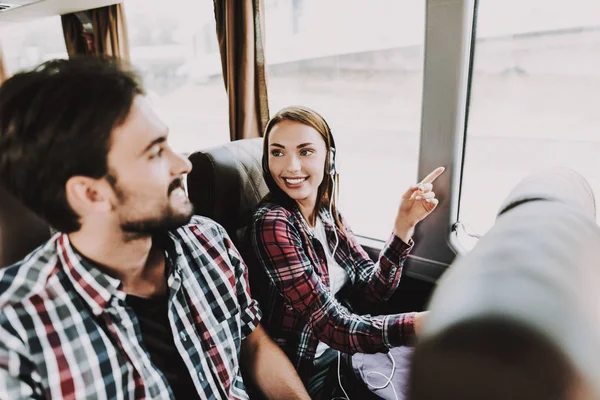 Casal Sorrindo Jovem Viajando Ônibus Turístico Homem Bonito Mulher Bonita — Fotografia de Stock