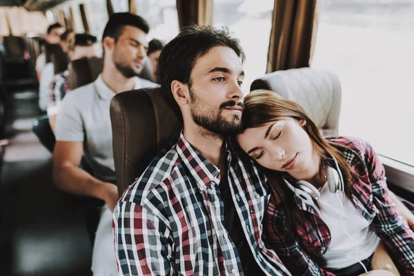 年轻的微笑的夫妇在旅游巴士上旅行 英俊的男人和美丽的女人放松在旅游巴士的乘客座位上 旅游和人的概念 旅行中的愉快旅行者 — 图库照片