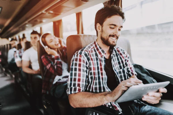 Усміхнений Чоловік Використовує Цифровий Планшет Туристичному Автобусі Молодий Красивий Чоловік — стокове фото