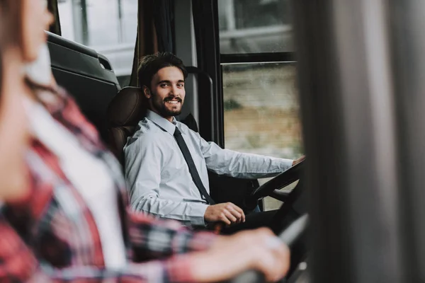 Улыбающийся Водитель Экскурсионного Автобуса Профессиональный Водитель Молодой Счастливчик Белой Рубашке — стоковое фото