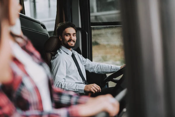 Uomo Sorridente Guidare Tour Bus Autista Professionista Giovane Uomo Felice — Foto Stock