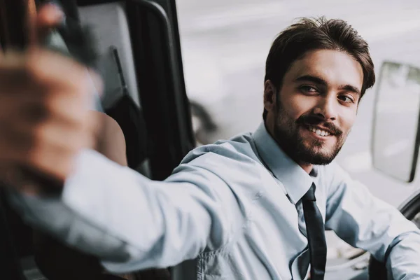 Glimlachende Man Rijden Tourbus Professionele Chauffeur Young Gelukkig Man Dragen — Stockfoto