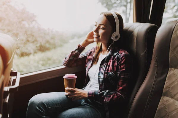 Lächelnde Frau Die Touristenbus Musik Hört Junge Schöne Frau Entspannt — Stockfoto