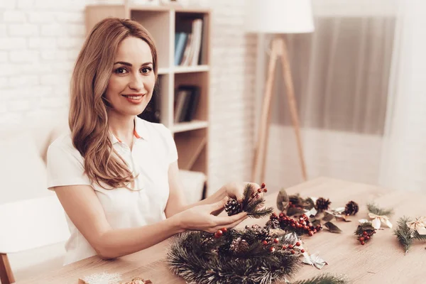 Frau Stellt Schmuck Für Die Weihnachtsfeiertage Her Junge Frau Kränze — Stockfoto