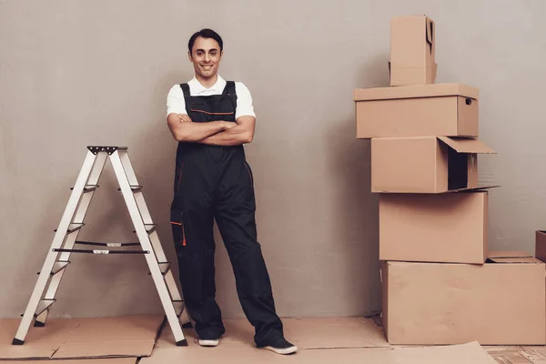 Mestre Pintor Parede Cinzenta Caixas Papelão Escada Construção Homem Uniforme — Fotografia de Stock