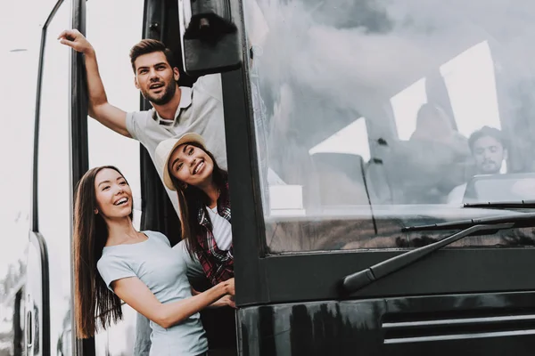 若い人々 の笑顔観光バスの旅します 観光バスのドアに一緒に立って幸せな友人のグループです の概念 旅行で幸せな旅行 夏の休暇 — ストック写真