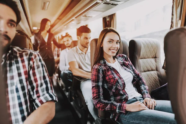 若い笑顔の女性は 観光バスの旅します 幸せな美しい女性のリラックス観光バスの助手席に の概念 旅行での友人 幸せな夏休み — ストック写真