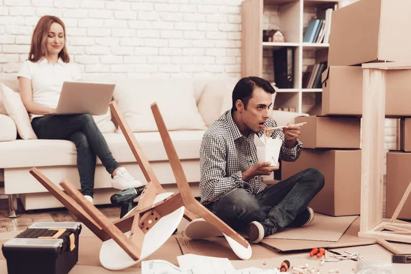 Montar Muebles Silla Reparación Man Hombre Con Instrucciones Muebles Ensamblador — Foto de Stock
