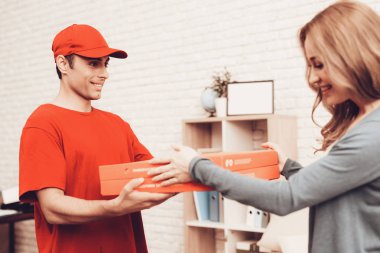 Pizza teslimatı. Pizza teslimatçı. Pizza kızla. Adam kutusu ile komik bir aksesuardır. Beyaz iç. Teslimatçı Arap Milliyet. Kurye turuncu giysileri. Fast Food. Hızlı teslimat. Pizzayı ver.