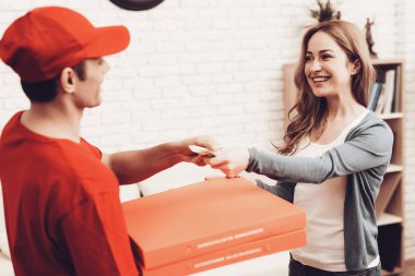 Pizza teslimatı. Pizza teslimatçı. Adam kutusu ile komik bir aksesuardır. Beyaz iç. Teslimatçı Arap Milliyet. Kurye turuncu giysileri. Fast Food. Hızlı teslimat. Pizza teslimat ödeme.