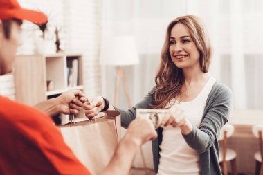 Kurye. Adam teslimatçı. Çalışan adam Arap Milliyet. Beyaz iç. Teslimatçı Arap Milliyet. Kurye turuncu giysileri. Hızlı teslimat. Kurye paketi. Kağıt paketi.