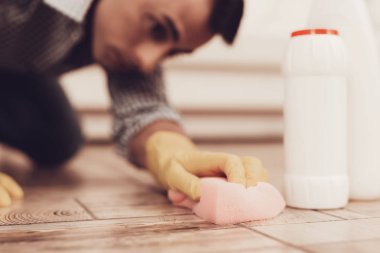 Lastik eldiven dairede adam. Adam oda temizler. Elektrik süpürgesi olan adam. Erkek kahverengi zemin yıkar. Erkek bez el ve kova ile. Zemin Temizleme bez erkek. Temizleme işlemi.