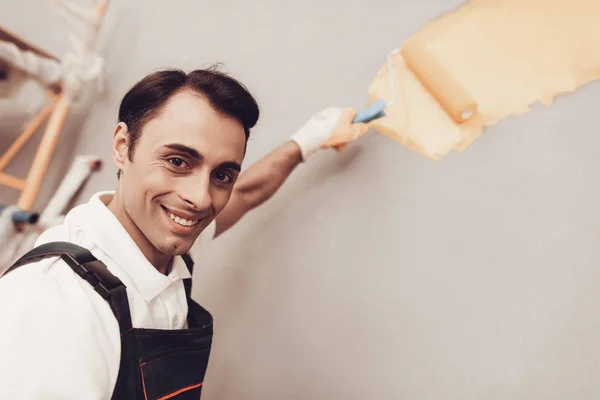 Mestre Pintor Sorridente Parede Cinzenta Caixas Papelão Escada Construção Homem — Fotografia de Stock