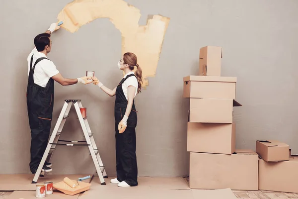 Master Painter Gray Wall Cardboard Boxes Construction Ladder Man Woman — Stock Photo, Image