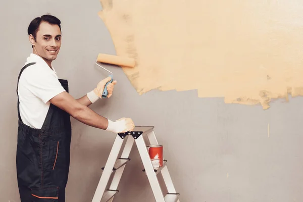 Sonriente Maestro Pintor Muralla Gris Cajas Cartón Escalera Construcción Hombre — Foto de Stock