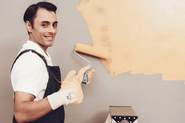 Maître Peintre Gray Wall Boîtes Carton Échelle Construction Homme Uniforme — Photo