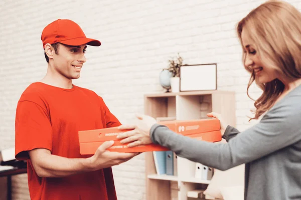 Entrega Pizza Repartidor Pizza Chica Con Pizza Hombre Con Caja — Foto de Stock