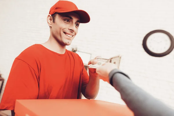 Pizzaleverans Pizza Deliveryman Mannen Med Box Roliga Tillbehör Vit Inredning — Stockfoto