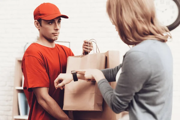 Entrega Mensajería Arab Deliveryman Mujer Con Packge Interior Blanco Deliveryman — Foto de Stock