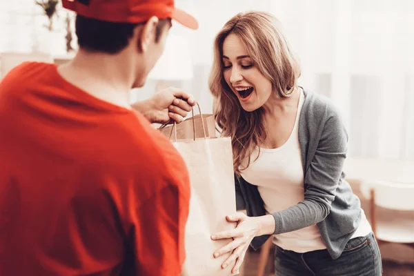 Courier Levering Man Bezorger Werknemer Man Arabische Nationaliteit Witte Interieur — Stockfoto