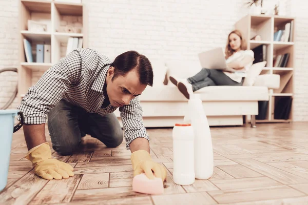 Homem Mulher Apartamento Man Cleans Room Homem Com Aspirador Male — Fotografia de Stock