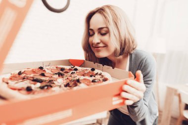 Pizza teslimatı. Büyük Pizza turuncu kutu içinde. Pizza teslimatçı. Pizza kızla. Adam kutusu ile komik bir aksesuardır. Teslimatçı Arap Milliyet. Kurye turuncu giysileri. Fast Food. Ekspres teslimat.