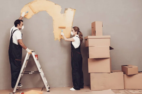 Master Painter Gray Wall Cardboard Boxes Construction Ladder Man Woman — Stock Photo, Image