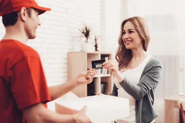 Entrega Mensajería Mujer Tarjeta Bancaria Hombre Trabajador Nacionalidad Árabe Interior — Foto de Stock