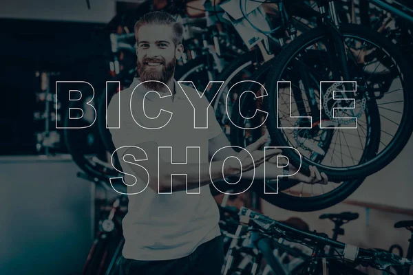Магазин Велосипедов Продавец Показывающий Велосипеды Молодой Бородач Хипстер Счастливый Улыбающийся — стоковое фото