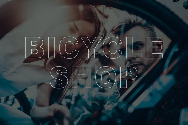 Магазин Велосипедов Продавец Показывает Велосипед Клиенту Человек Смотрящий Велосипед Мужчина — стоковое фото