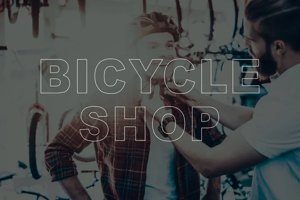 Магазин Велосипедов Клиент Выбирает Шлем Велосипеде Покупатель Шлеме Продавец Помогает — стоковое фото