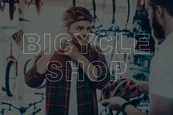 Магазин Велосипедов Клиент Выбирает Шлем Велосипеде Покупатель Шлеме Продавец Держащий — стоковое фото